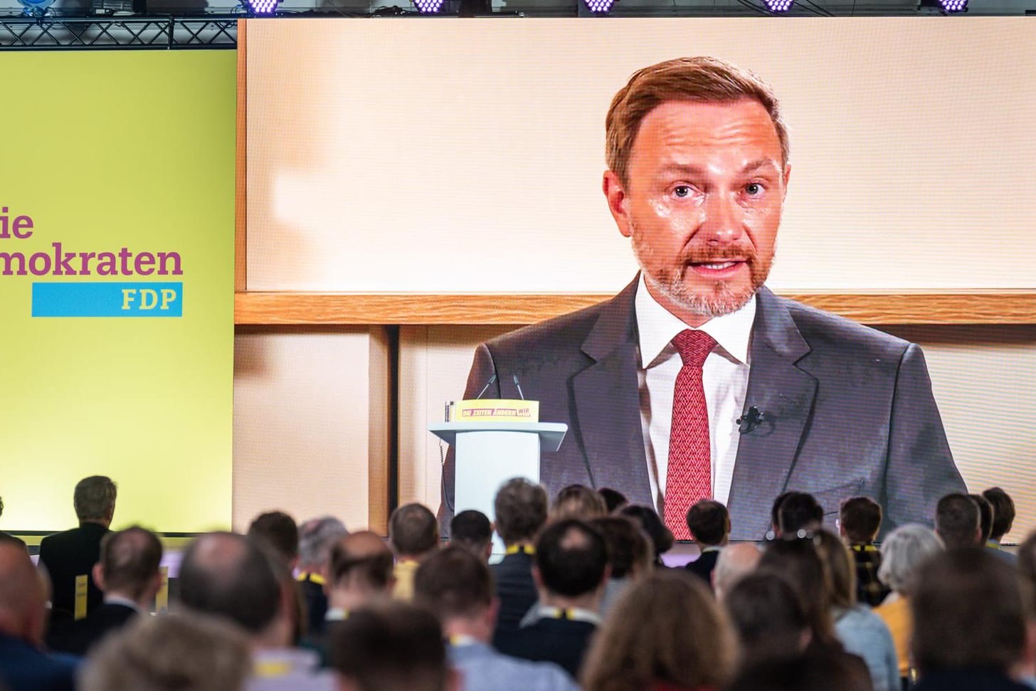 Christian Lindner, FDP-Bundesvorsitzender, spricht, digital aus Washington zugeschaltet, beim FDP-Bundesparteitag: Er sprach Bundeskanzler Olaf Scholz sein Vertrauen aus.