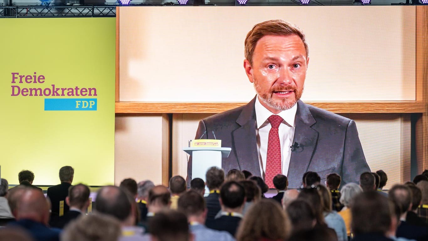 Christian Lindner, FDP-Bundesvorsitzender, spricht, digital aus Washington zugeschaltet, beim FDP-Bundesparteitag: Er sprach Bundeskanzler Olaf Scholz sein Vertrauen aus.