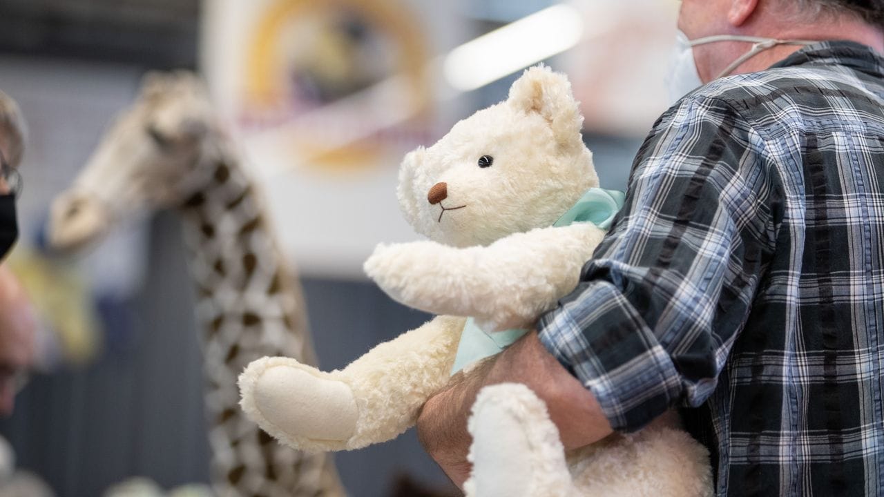Seit 1995 treffen sich internationale Sammler, Liebhaber, Künstler, Hersteller, Händler, Zulieferer und Fans auf der Messe „Teddybär total“. Seit 1995 treffen sich internationale Sammler, Liebhaber, Künstler, Hersteller, Händler, Zulieferer und Fans auf der Messe „Teddybär total“.