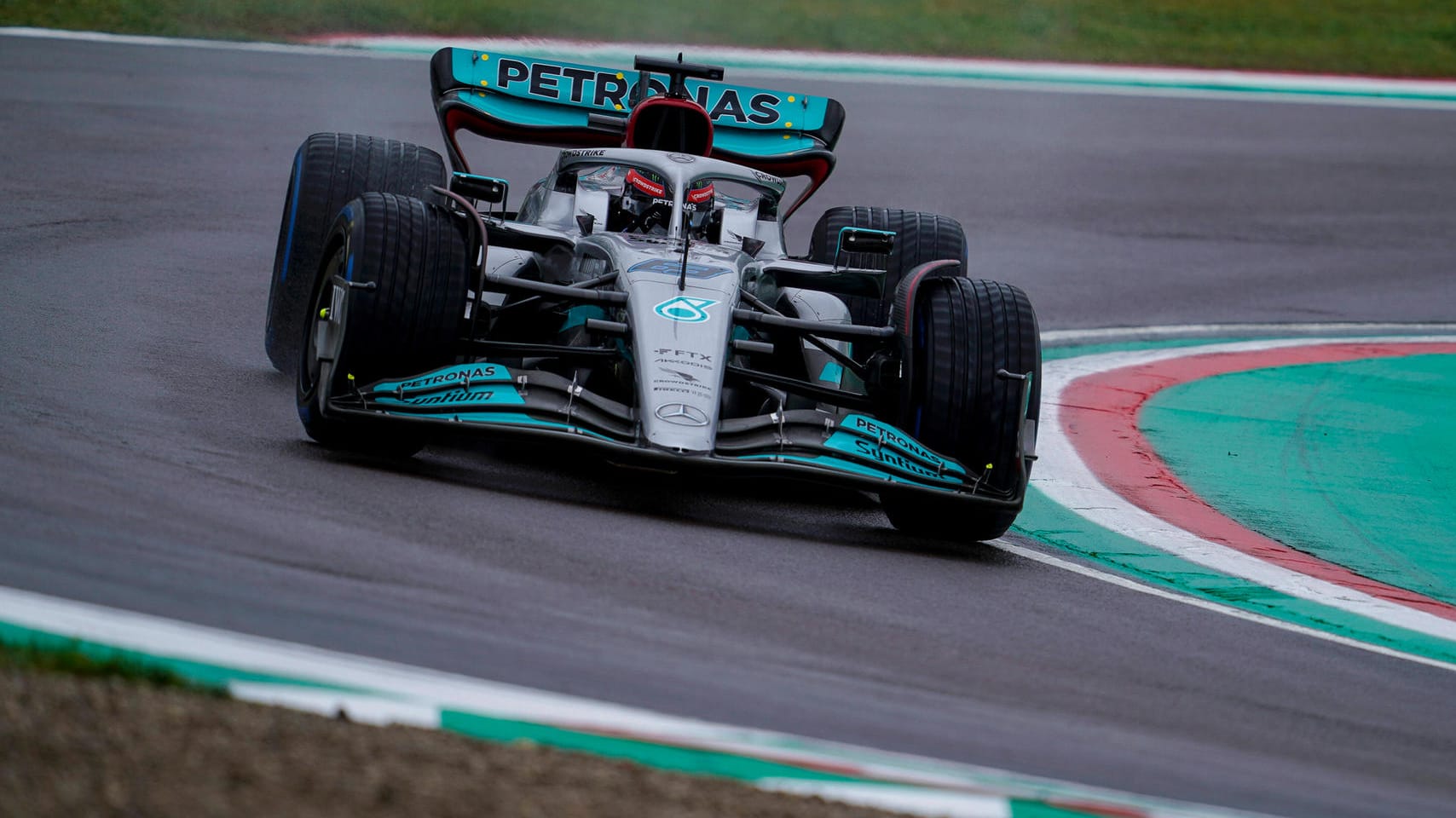 George Russell auf der Strecke in Imola: Der Mercedes-Pilot zeigte im 2. freien Training eine starke Vorstellung.