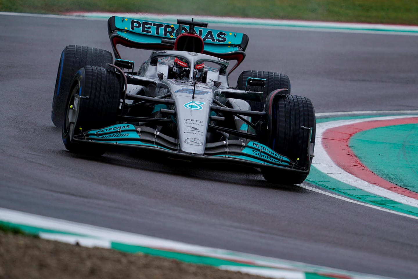 George Russell auf der Strecke in Imola: Der Mercedes-Pilot zeigte im 2. freien Training eine starke Vorstellung.