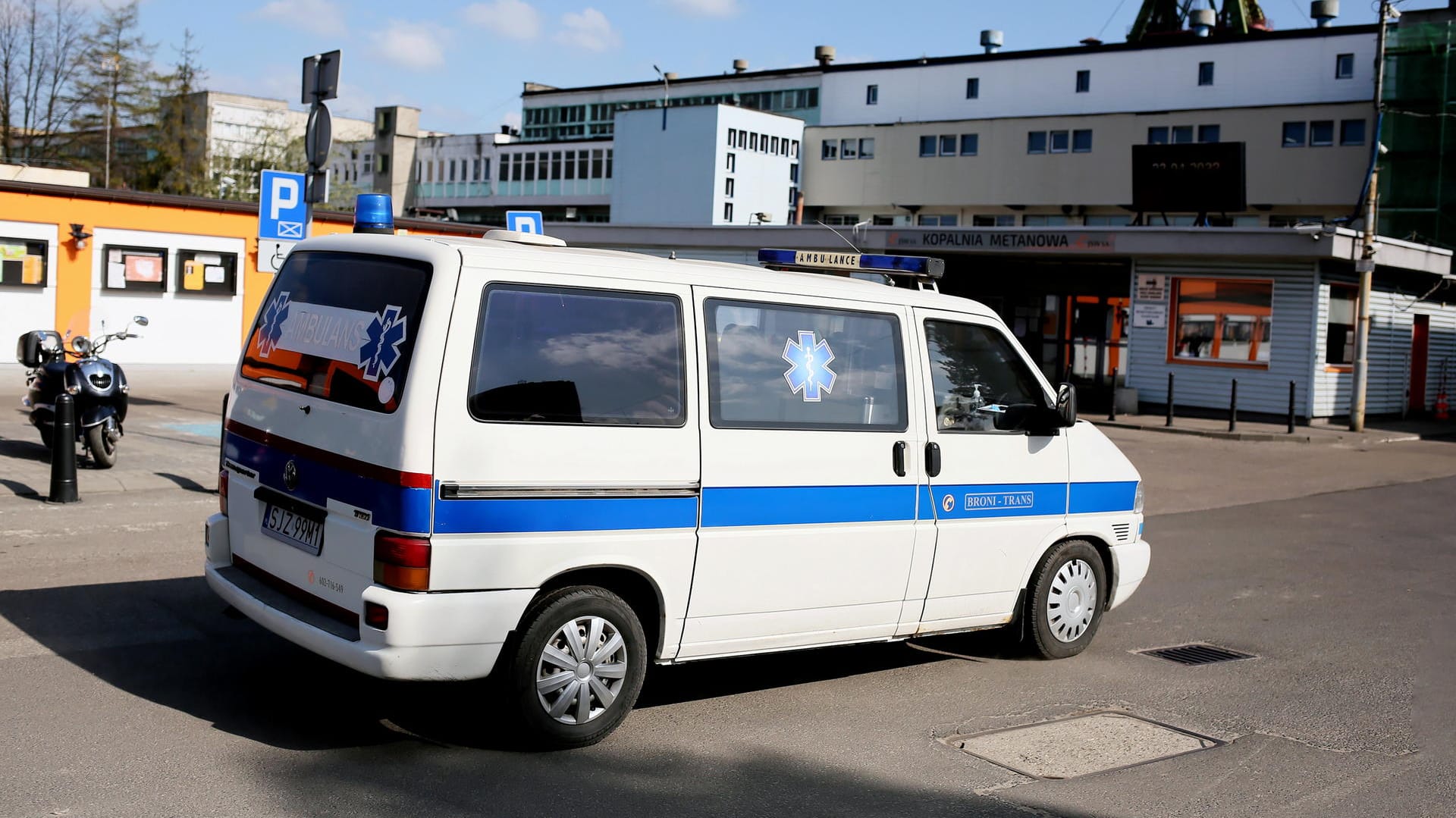 Ein Rettungswagen steht vor dem Kohlebergwerk Zofiowka: Zu den zehn Vermissten besteht derzeit kein Kontakt. Ein Rettungswagen steht vor dem Kohlebergwerk Zofiowka: Zu den zehn Vermissten besteht derzeit kein Kontakt.