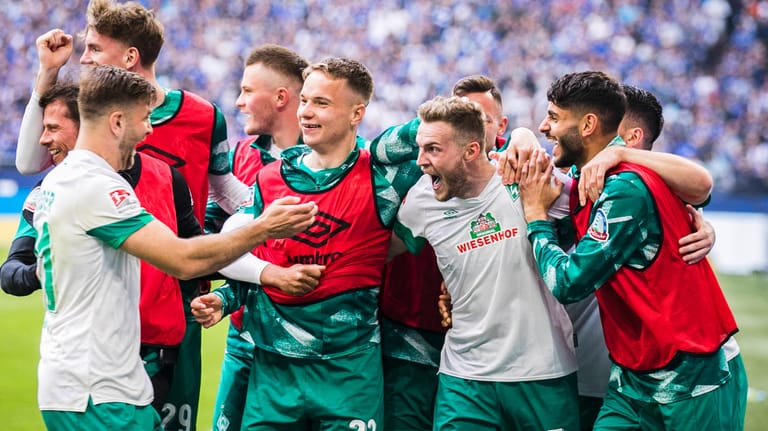 Bremer Jubeltraube: Die Werder-Spiele feiern auf Schalke das zwischenzeitliche 3:0 von Marvin Ducksch (M.).