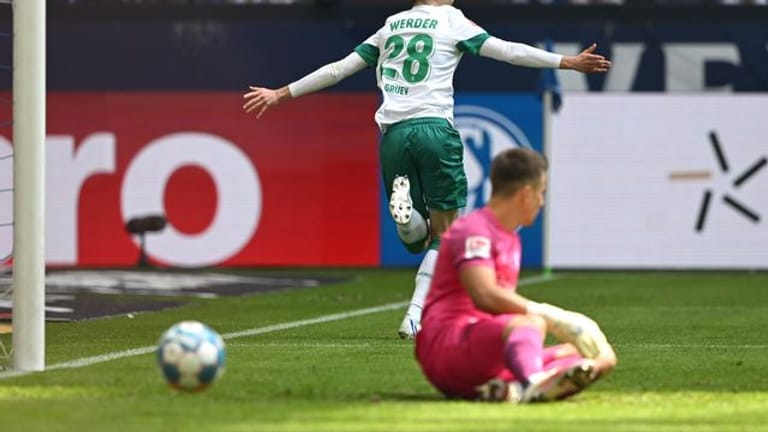 Bremens Ilia Gruev dreht nach seinem Führungstor auf Schalke jubelnd ab.