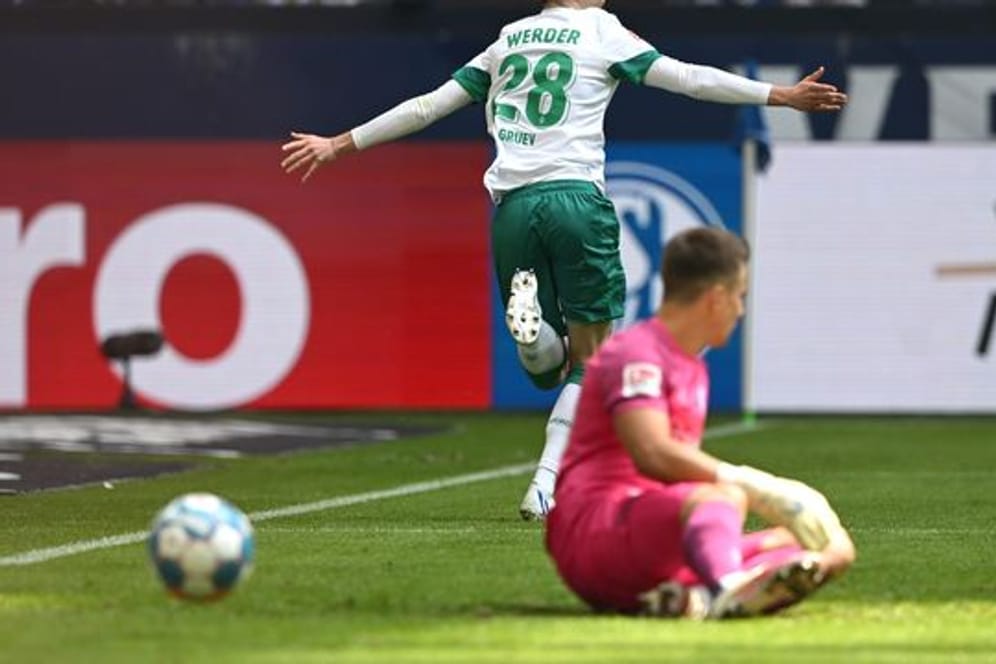Bremens Ilia Gruev dreht nach seinem Führungstor auf Schalke jubelnd ab.