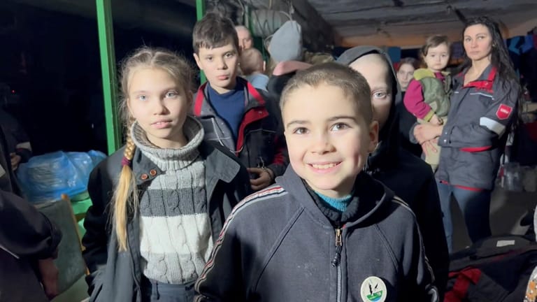 Kinder im Keller des Stahlwerks von Mariupol: Sie möchten wieder nach draußen gehen und die Sonne sehen, sagen sie im Video.