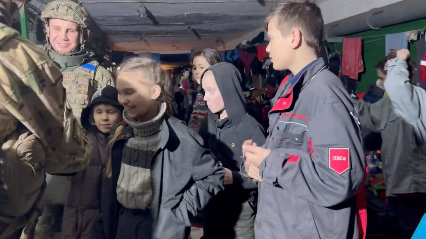 Kinder im Azovstal-Keller begrüßen die Soldaten des Asow-Bataillons: Die Nahrungsvorräte der Zivilisten geht allmählich zur Neige.