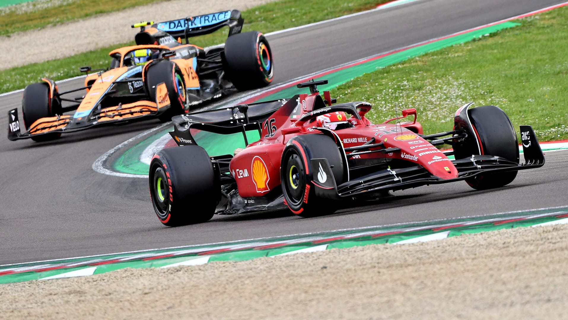 Charles Leclerc auf der Strecke in Imola.