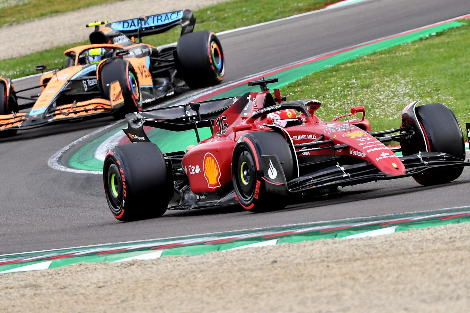 Charles Leclerc auf der Strecke in Imola.