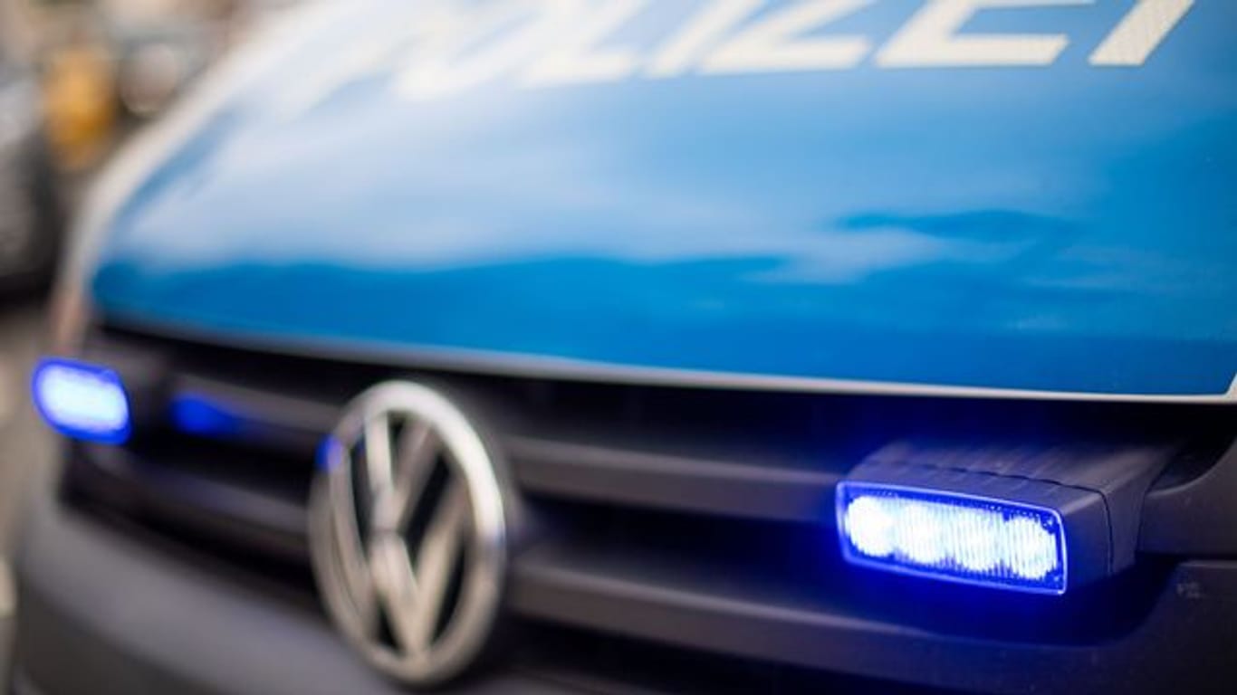 Nach Angaben der Polizei wurden fünf Personen in Leverkusen verletzt, nachdem ein Autofahrer in eine Menschengruppe gefahren war.