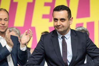 Der neugewählte FDP-Generalsekretär, Bijan Djir-Sarai, steht nach seiner Wahl auf der Bühne beim FDP-Bundesparteitag.