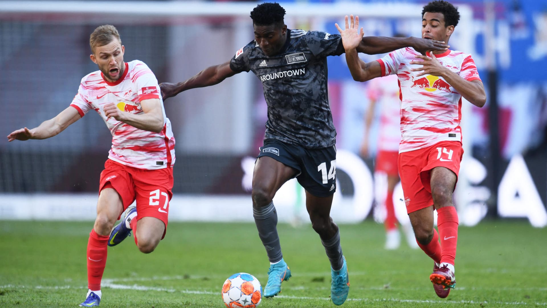 Stellvertretend für einen intensive Partie: Die Leipziger Konrad Laimer (l.) und Tyler Adams nehmen Berlins Taiwo Awoniyi in die Zange. Stellvertretend für einen intensive Partie: Die Leipziger Konrad Laimer (l.) und Tyler Adams nehmen Berlins Taiwo Awoniyi in die Zange.