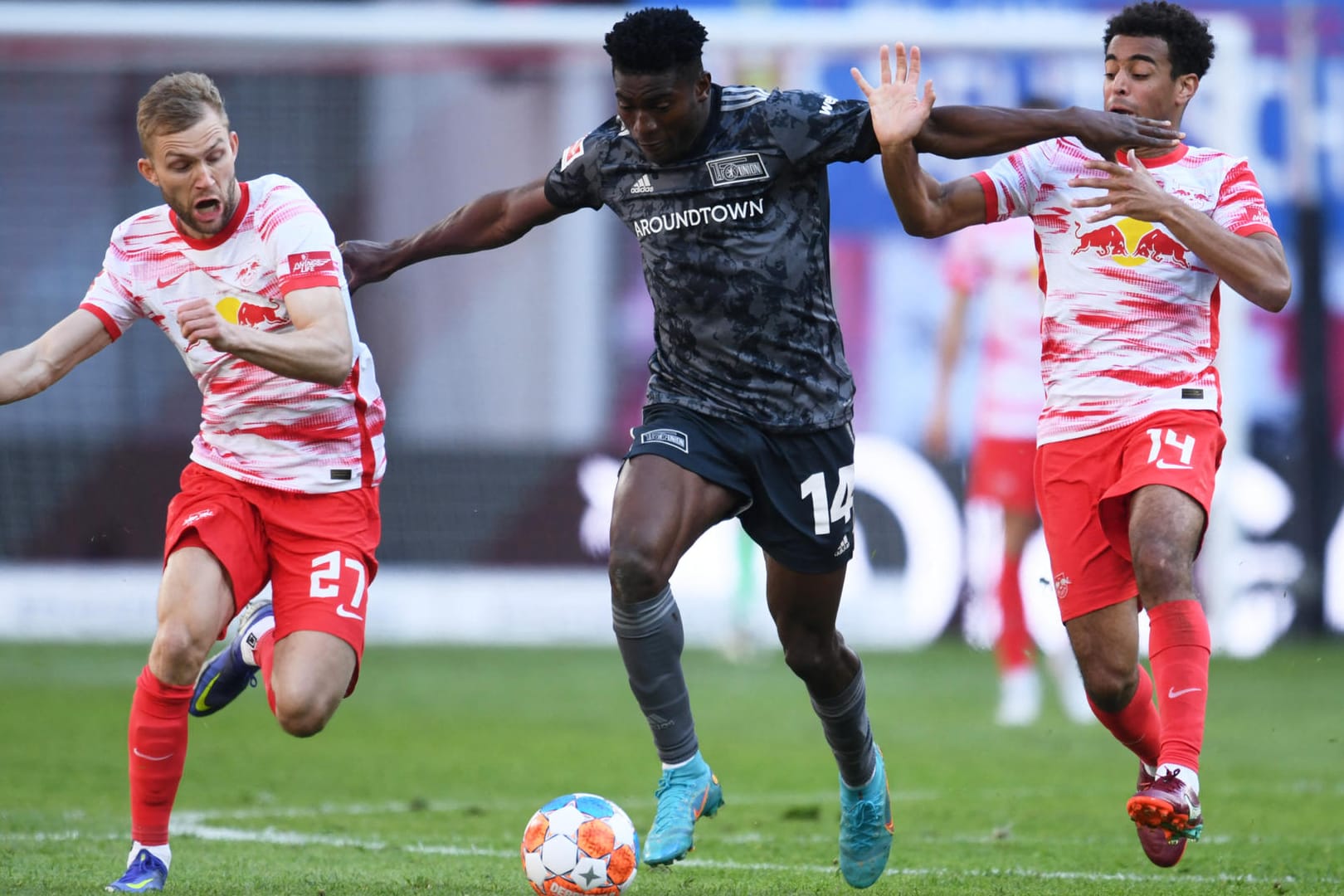 Stellvertretend für einen intensive Partie: Die Leipziger Konrad Laimer (l.) und Tyler Adams nehmen Berlins Taiwo Awoniyi in die Zange.