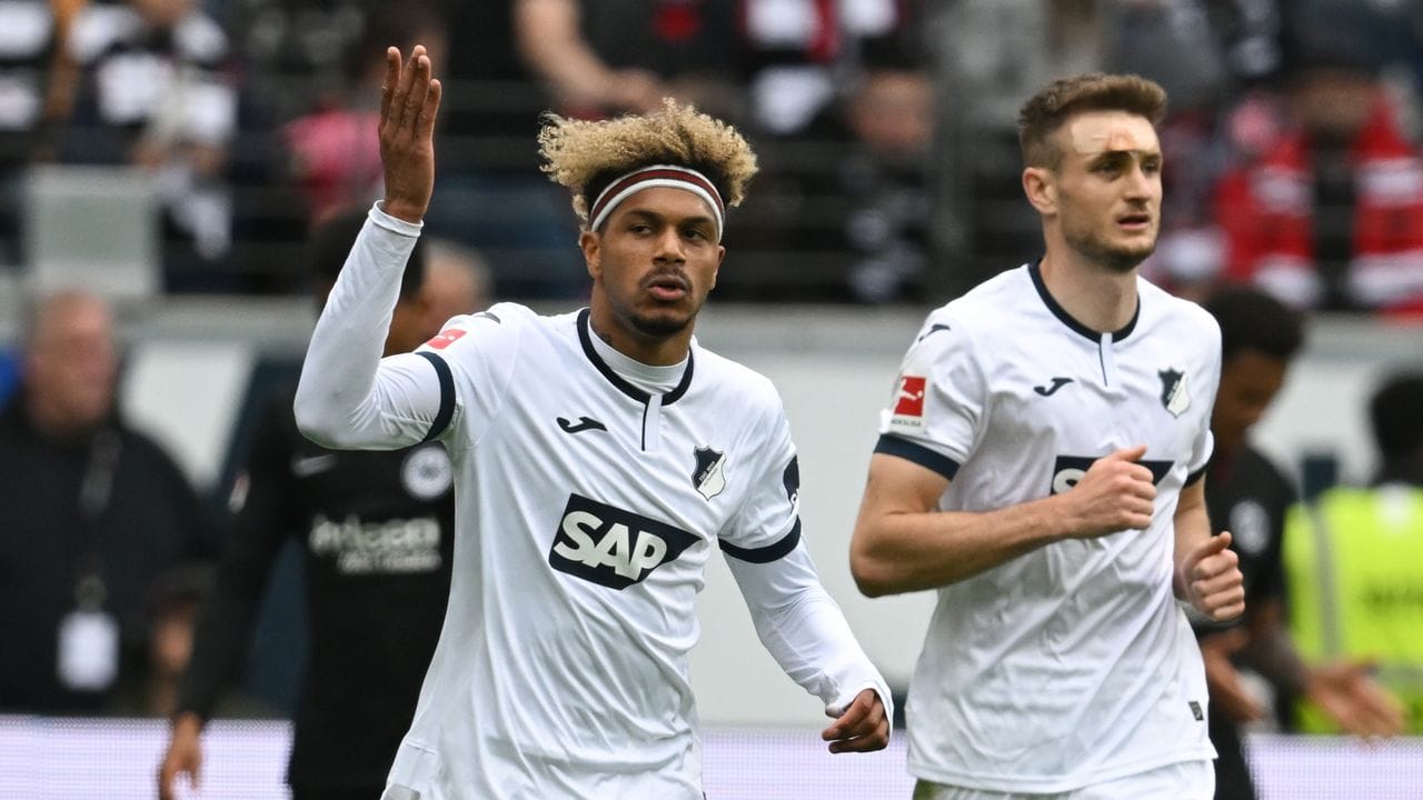 Torschütze Georginio Rutter (l) ergatterte mit Hoffenheim einen Punkt bei Eintracht Frankfurt.