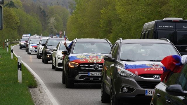 Autokorso gegen Diskriminierung russischsprachiger Bevölkerung: Angekündigt waren weit mehr Teilnehmer. Autokorso gegen Diskriminierung russischsprachiger Bevölkerung: Angekündigt waren weit mehr Teilnehmer.
