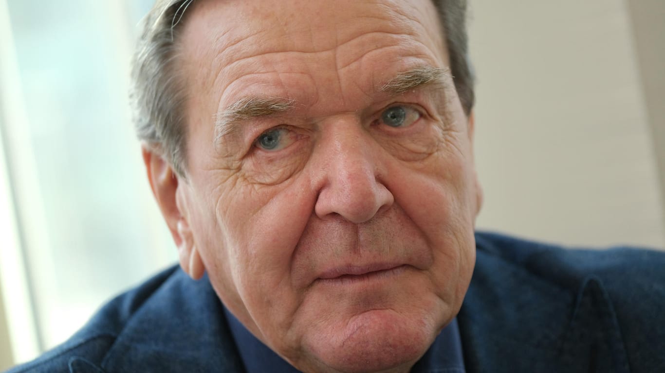 Gerhard Schröder: Im Interview mit der "New York Times" spricht der Altkanzler erstmals über seine Moskau-Reise und Gespräche mit dem russischen Präsidenten Wladimir Putin.