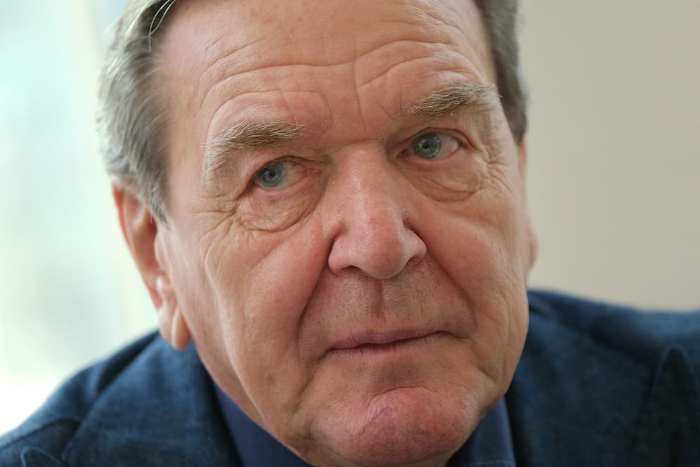 Gerhard Schröder: Im Interview mit der "New York Times" spricht der Altkanzler erstmals über seine Moskau-Reise und Gespräche mit dem russischen Präsidenten Wladimir Putin.