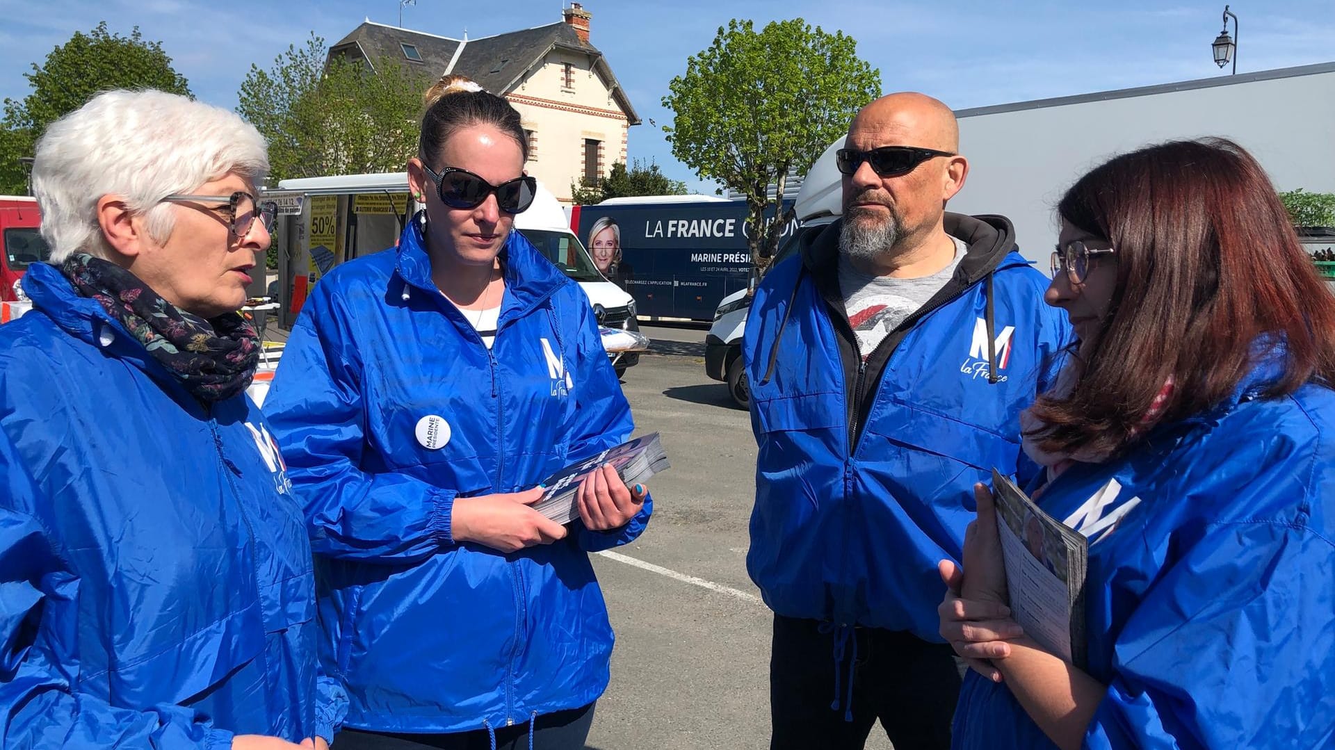 Julie Apricena (r.) und Jean-Marc Wunsch (2.v.r.) mit Mitstreiterinnen auf dem Markt in Graçay.