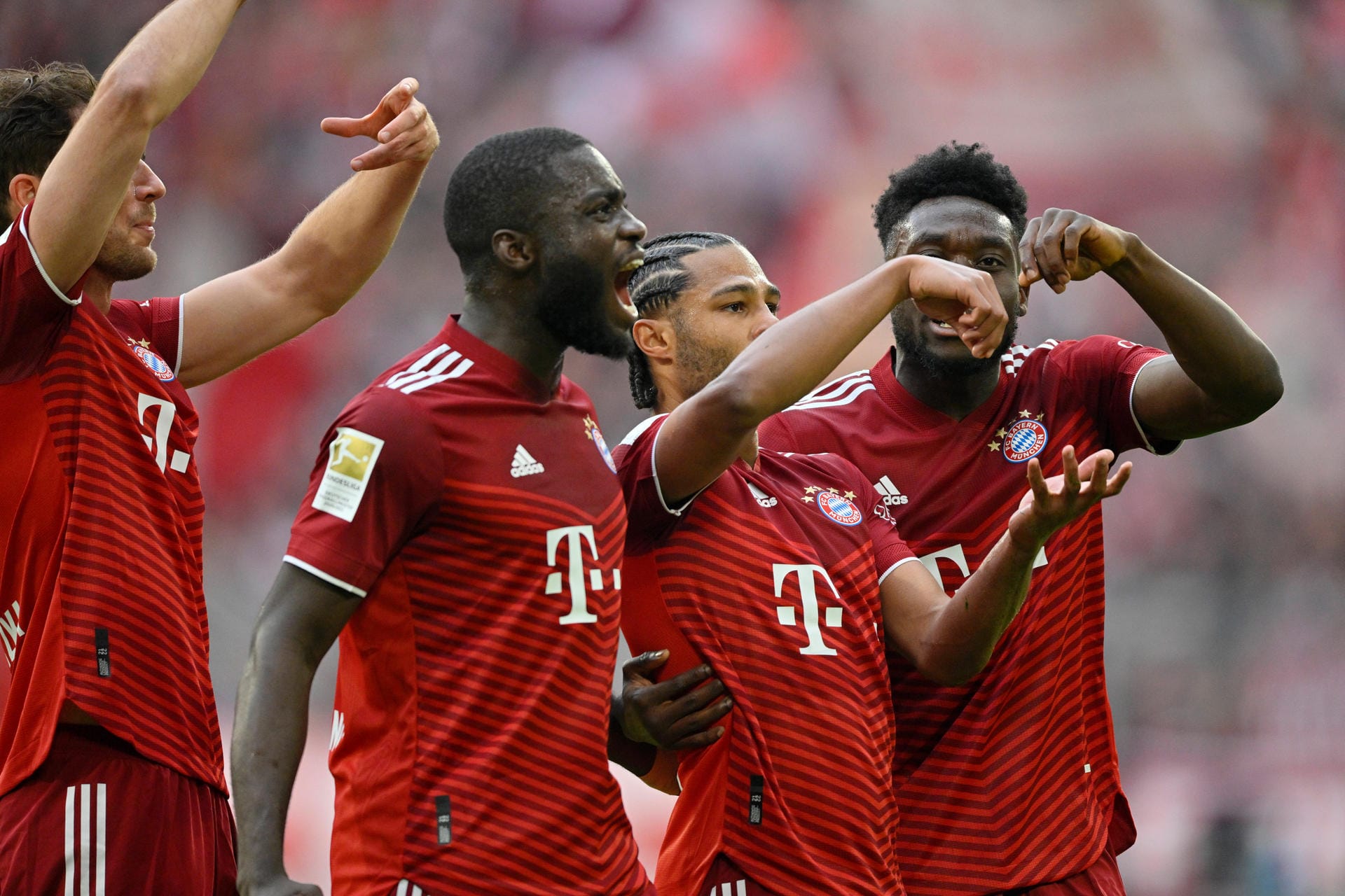 Der FC Bayern krönt sich gegen Borussia Dortmund zum zehnten Mal in Folge zum Deutschen Meister. Serge Gnabry sammelt reichlich Argumente für die Vertragsverhandlungen, Thomas Müller findet rechtzeitig sein Sonar. Die Noten für die Münchner.