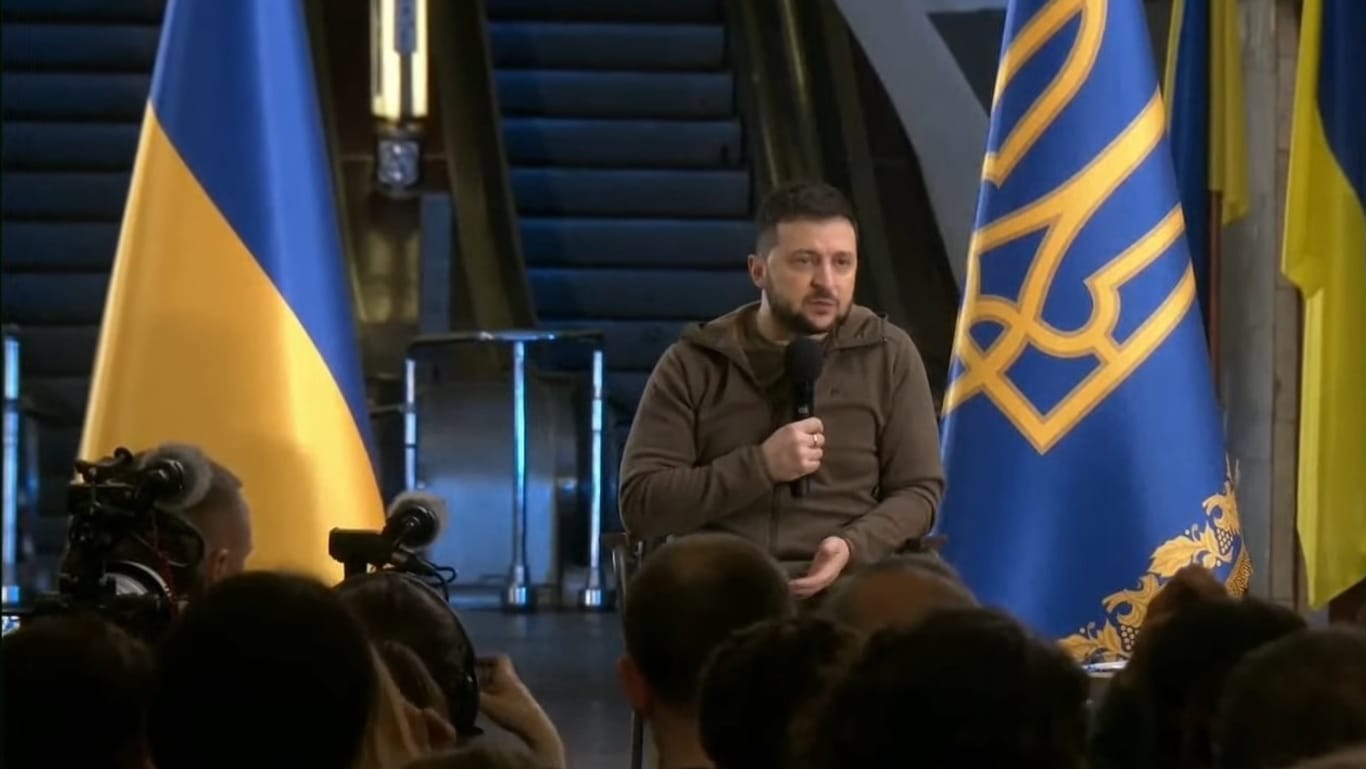Wolodymyr Selenskyj: Bei einer Pressekonferenz in einer U-Bahn nannte der Präsident Bedingungen für eine Fortsetzung der Friedensverhandlungen.