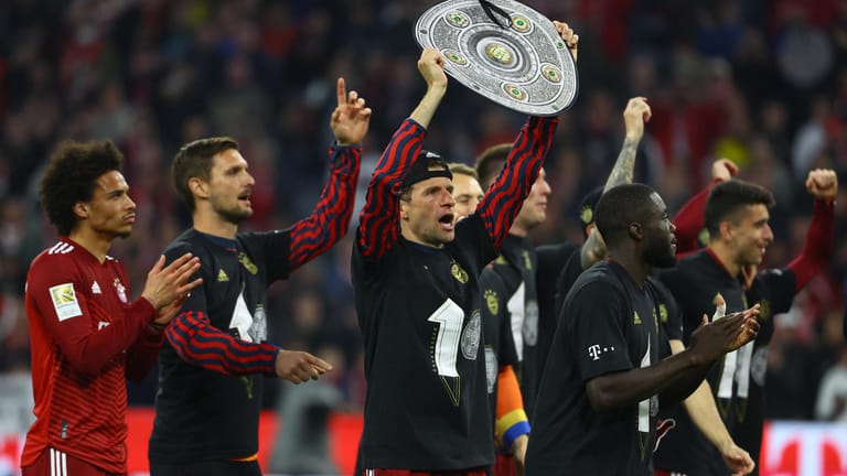 Feier nach dem Sieg gegen Dortmund: Bayerns Thomas Müller hält eine Papp-Meisterschale in die Höhe.