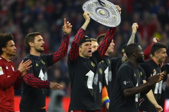 Feier nach dem Sieg gegen Dortmund: Bayerns Thomas Müller hält eine Papp-Meisterschale in die Höhe.