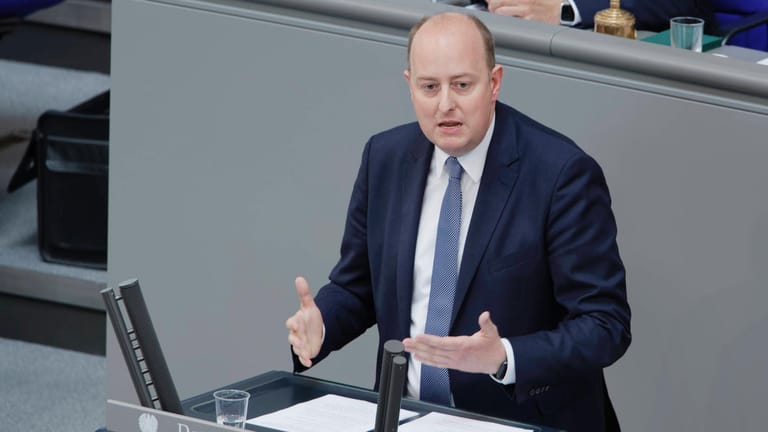 "Was Lindner aktuell als Finanzminister veranstaltet, hat mit solider Haushaltsführung nichts mehr zu tun", sagt Matthias Hauer.