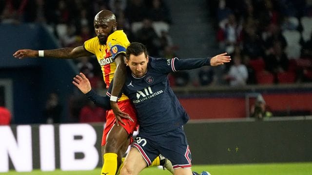 PSG-Torschütze Lionel Messi (r) im Zweikampf mit Seko Fofana vom RC Lens.