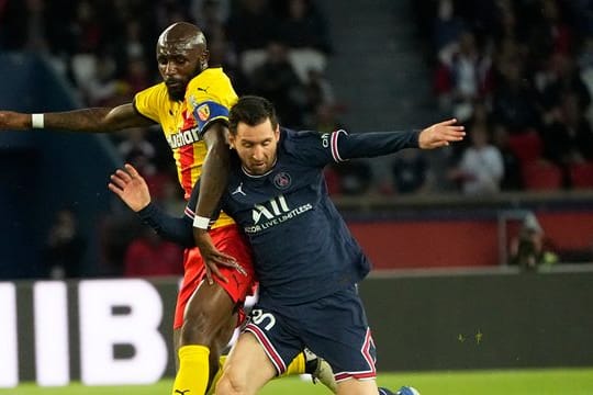 PSG-Torschütze Lionel Messi (r) im Zweikampf mit Seko Fofana vom RC Lens.