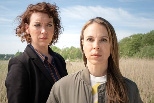 Lina Beckmann (Melly Böwe, l) und Anneke Kim Sarnau (Katrin König) ermitteln im "Polizeiruf 110: Seine Familie kann man sich nicht aussuchen".