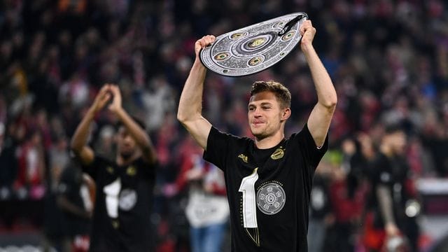 Freut sich über die zehnte Meisterschaft seines Vereins in Folge: Bayern-Spieler Joshua Kimmich. Freut sich über die zehnte Meisterschaft seines Vereins in Folge: Bayern-Spieler Joshua Kimmich.