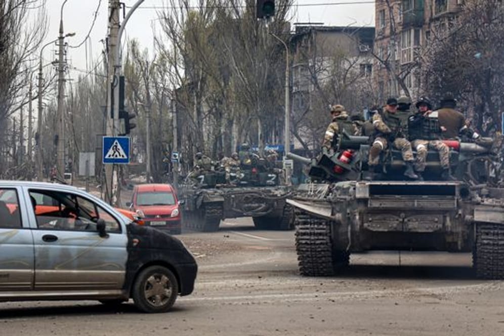 Russische Panzer fahren durch Mariupol.