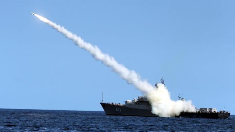 Eine russische Fregatte schießt einen Marschflugkörper bei einer Übung ab.