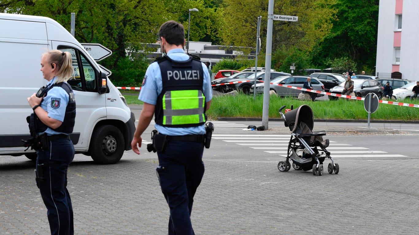 Polizisten sichern den Unfallort (Symbolbild): In Leverkusen ist ein Auto in einen Menschengruppe gefahren.