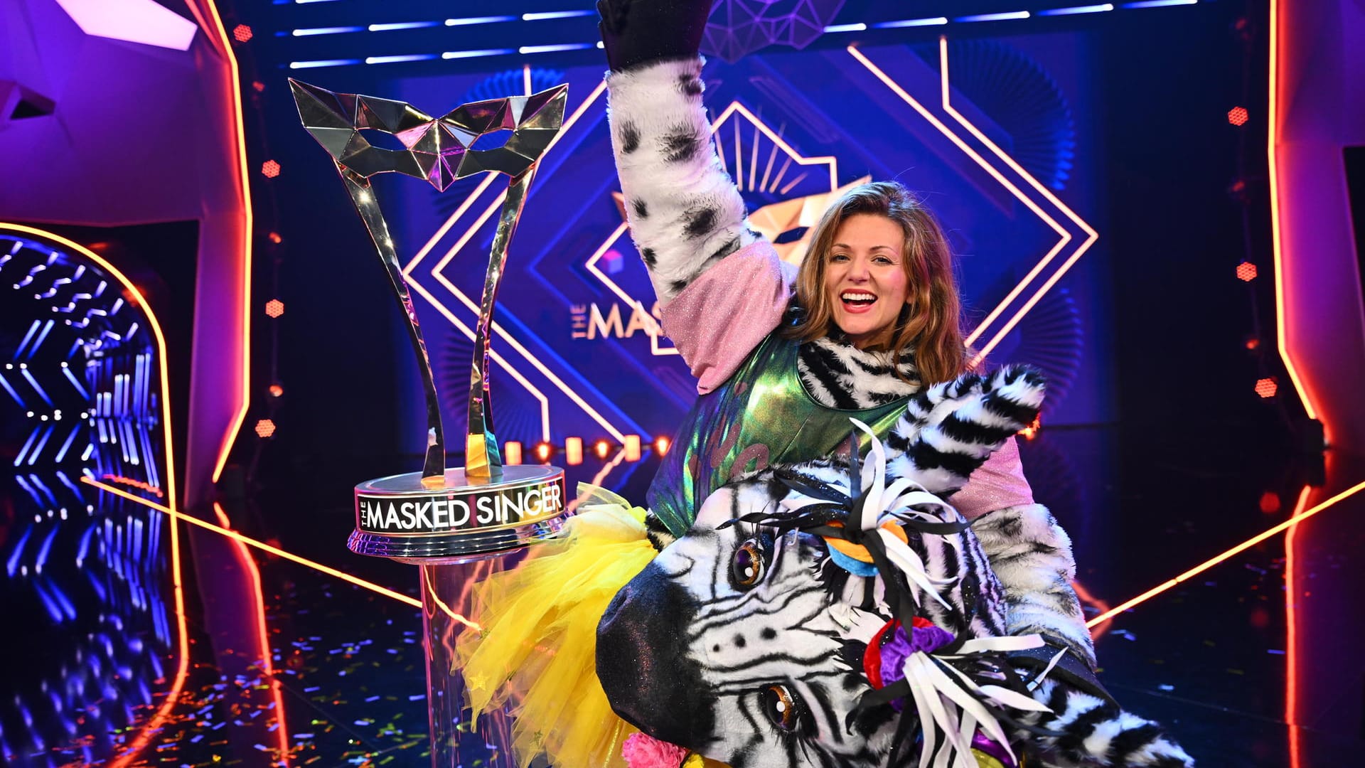 Endlich ist sie die Maske los: Ella Endlich ist die Siegerin von "The Masked Singer".