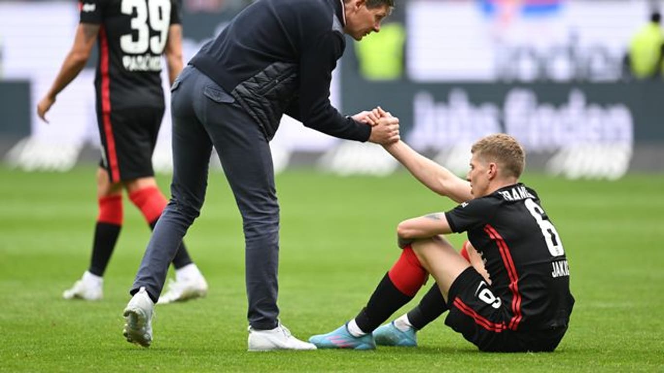 Frankfurts Cheftrainer Oliver Glasner (l) reicht Kristijan Jakic nach dem Remis gegen die TSG Hoffenheim die Hand.