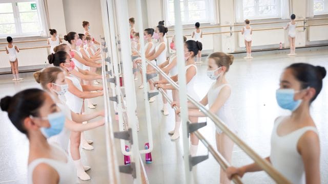 Einige ukrainische Kinder haben in der Hamburger Ballettschule eine neue Heimat gefunden. Einige ukrainische Kinder haben in der Hamburger Ballettschule eine neue Heimat gefunden.