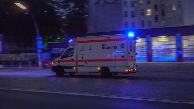 Rettungsdienst im Einsatz in Berlin (Symbolbild): In Prenzlauer Berg wurde ein toter Senior aufgefunden.