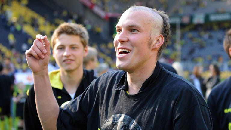 Kevin Großkreutz als frischgebackener Deutscher Meister mit eigenartiger Frisur, nachdem der Rasierer den Geist aufgegeben hatte.