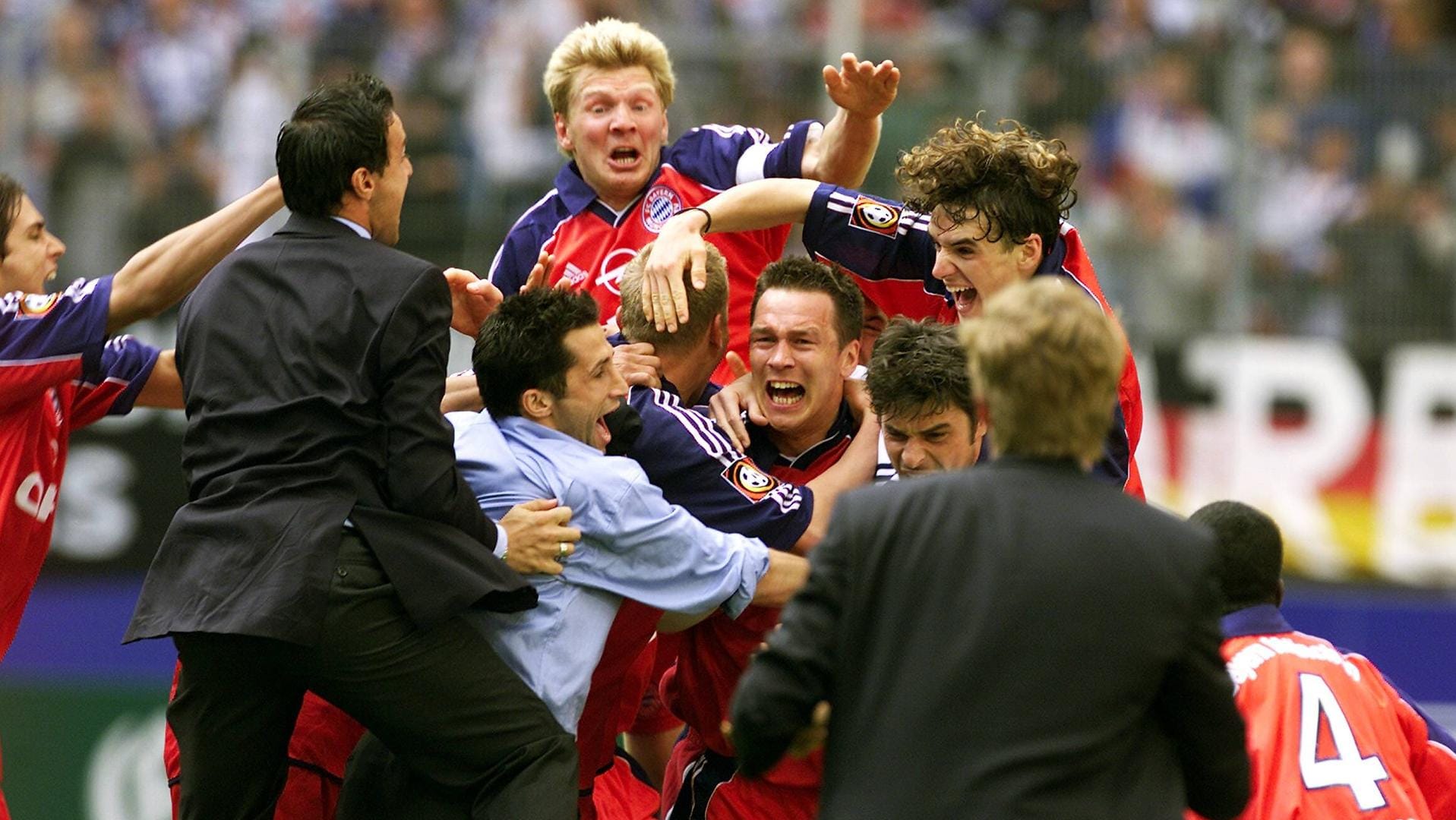 Das waren noch Emotionen: Patrik Andersson (Mitte) hat in der vierten Minute der Nachspielzeit das 1:1 beim Hamburger SV erzielt und Bayern doch noch zum Meister gemacht. Oben: der heutige t-online-Kolumnist Stefan Effenberg.