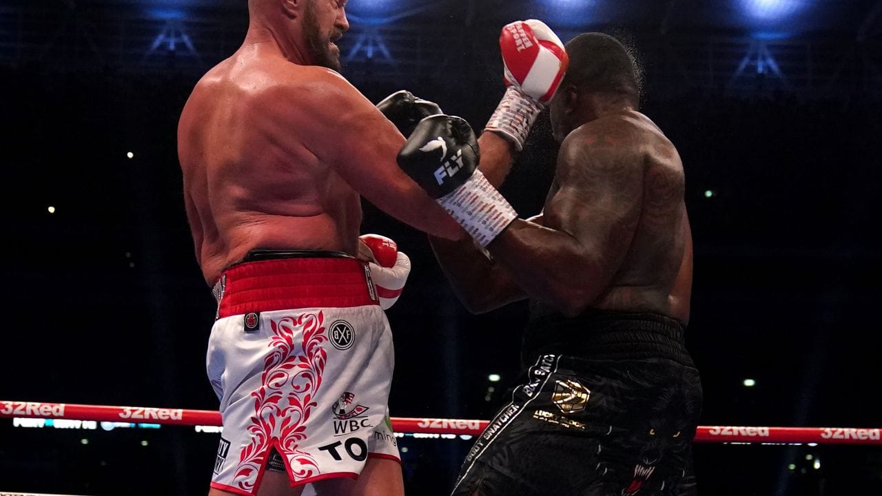 Tyson Fury (l) schlägt Dillian Whyte mit einem kräftigen Uppercut zu Boden. Tyson Fury (l) schlägt Dillian Whyte mit einem kräftigen Uppercut zu Boden.