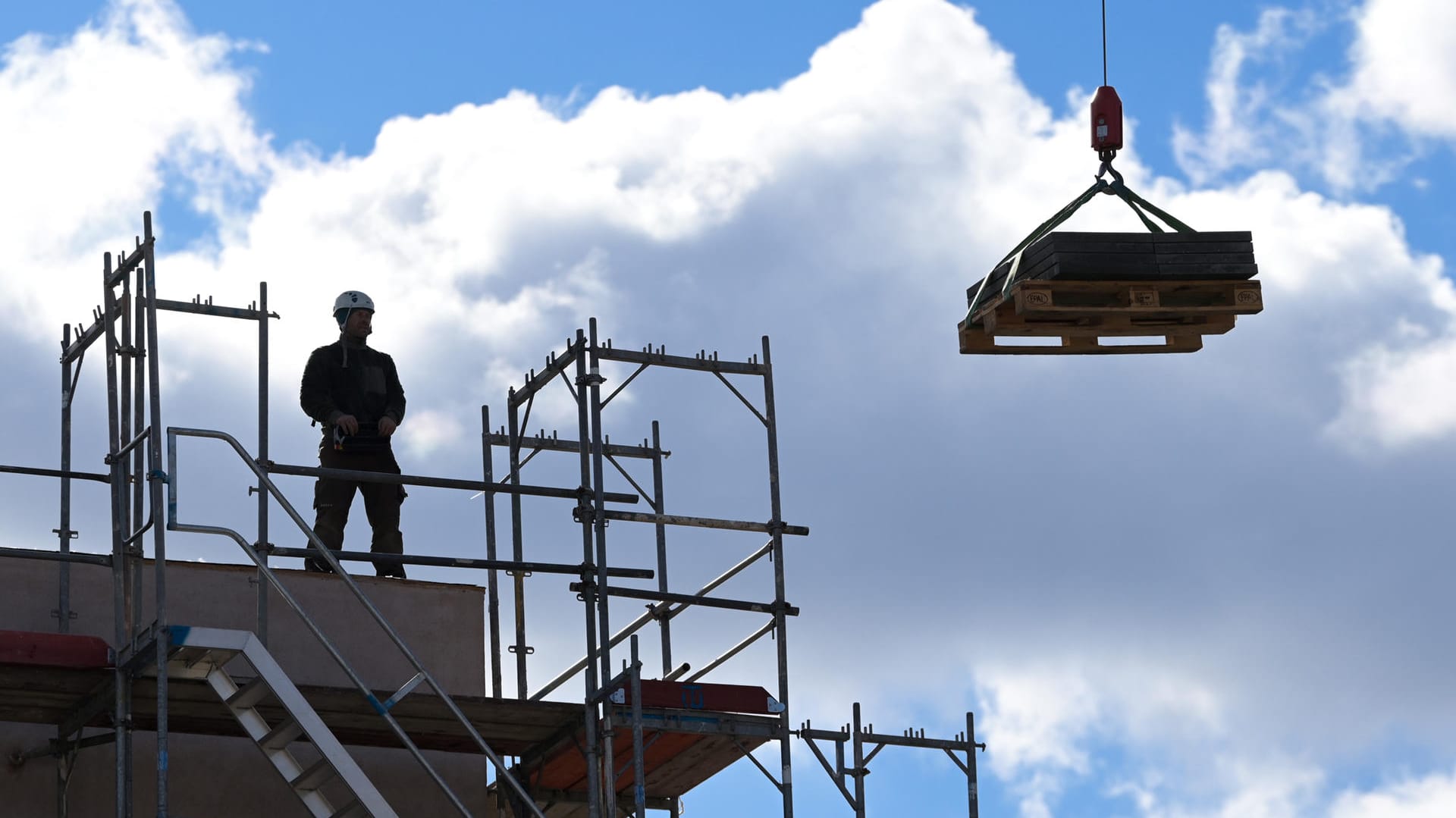 Ein Bauarbeiter auf der Baustelle (Symbolbild): Die Bauwirtschaft rechnet wegen des Kriegs mit weiter steigenden Materialkosten.