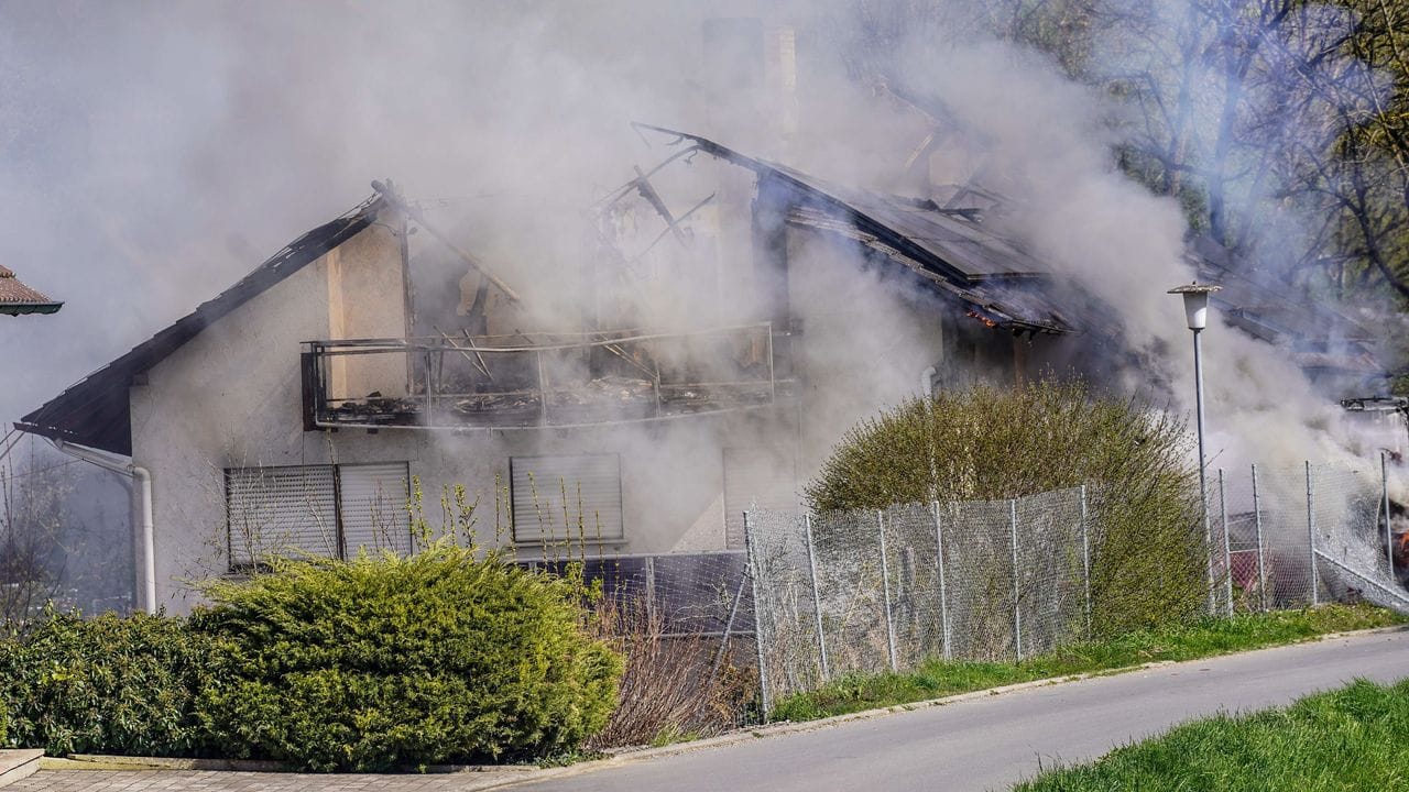 Bei dem Einsatz eines Sondereinsatzkommandos brennt ein Haus in Boxberg.