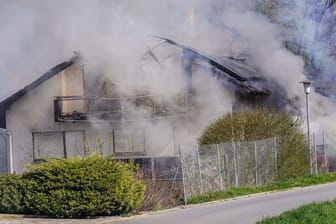 Bei dem Einsatz eines Sondereinsatzkommandos brennt ein Haus in Boxberg.