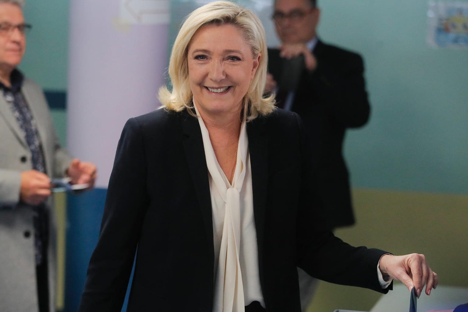 Marine Le Pen, Präsidentschaftskandidatin der rechtsextremen Partei Rassemblement National (RN), gibt ihre Stimme in Nordfrankreich ab: Sie tritt gegen den amtierenden Präsidenten Emmanuel Macron an.