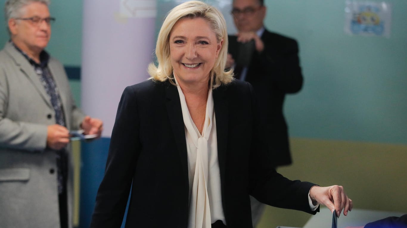 Marine Le Pen, Präsidentschaftskandidatin der rechtsextremen Partei Rassemblement National (RN), gibt ihre Stimme in Nordfrankreich ab: Sie tritt gegen den amtierenden Präsidenten Emmanuel Macron an.
