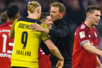 Umworben: Dortmunds Torjäger Erling Haaland nach dem Topspiel mit Bayern-Trainer Nagelsmann.