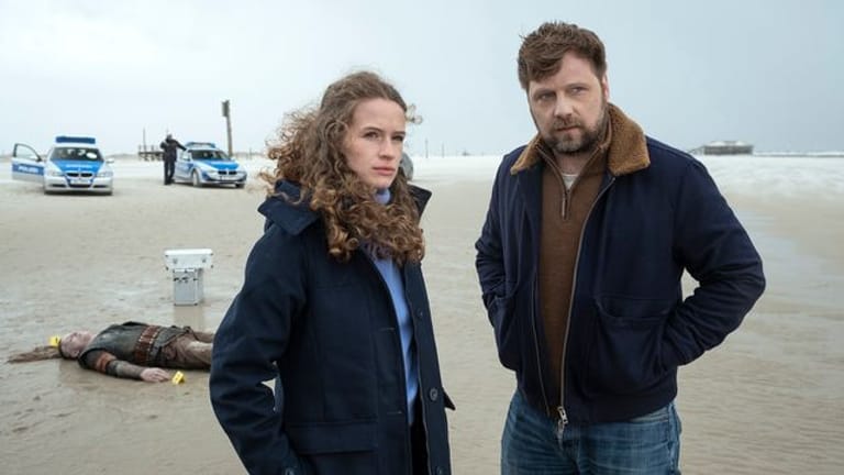 Kommissarin Ria Larsen (Marlene Tanczik) und ihr früherer Partner Brandt (Christoph Letkowski) ermitteln im TV-Krimi "Die Toten am Meer - Der Wikinger".