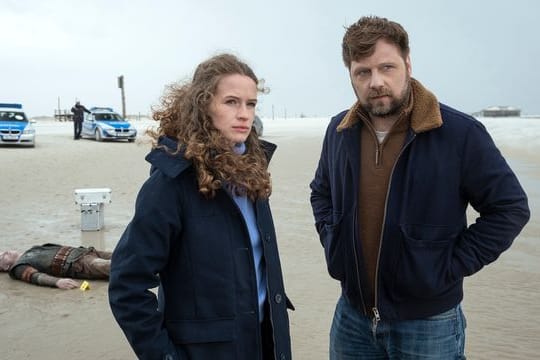 Kommissarin Ria Larsen (Marlene Tanczik) und ihr früherer Partner Brandt (Christoph Letkowski) ermitteln im TV-Krimi "Die Toten am Meer - Der Wikinger".