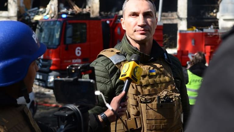 Wladimir Klitschko spricht vor einem von russischen Truppen beschossenen Wohnhaus (Archivbild): Der ukrainische Bürgermeister war live nach Hamburg geschaltet.